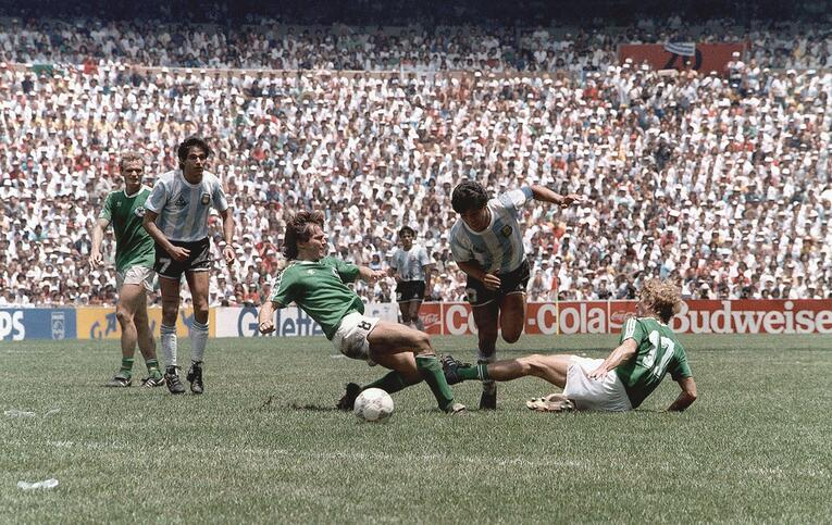 maradona-dribbler-mountial